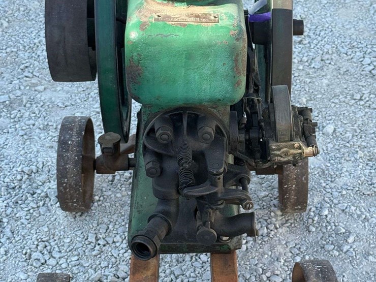 hercules-1½-hp-hit-&-miss-engine-on-truck-image-10