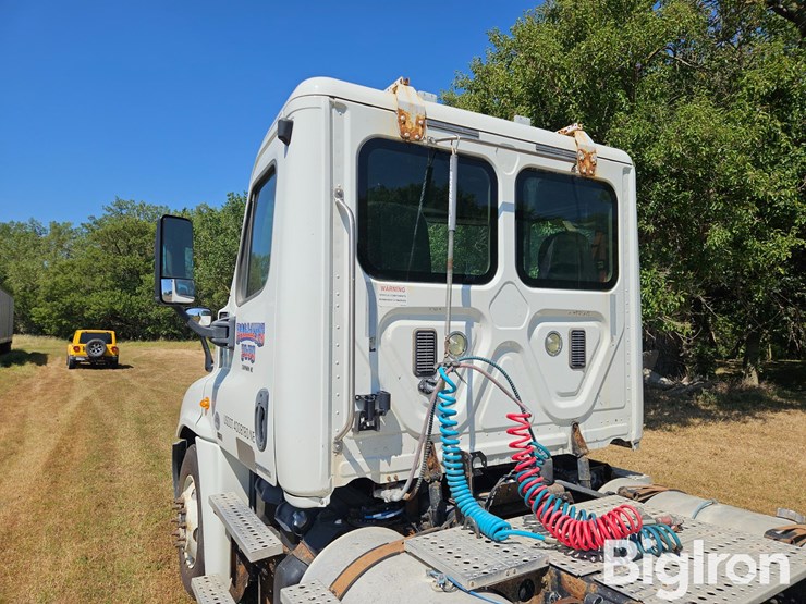 2012-freightliner-cascadia-125-image-18