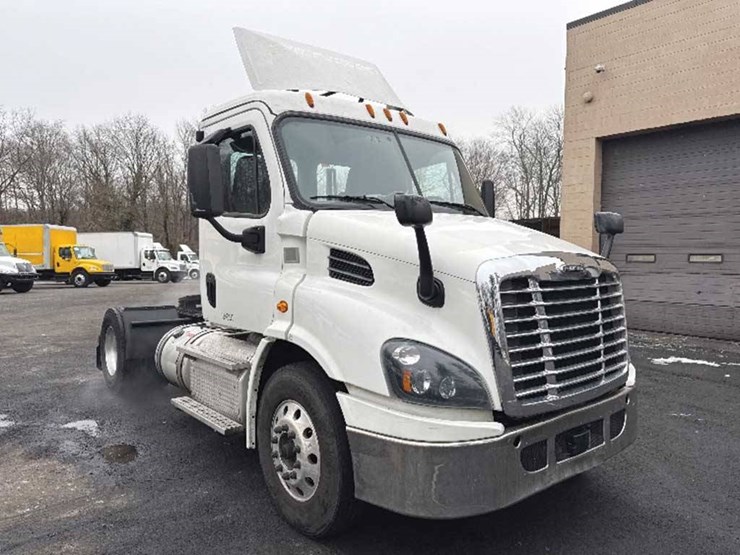 2019-freightliner-cascadia-113-image-1