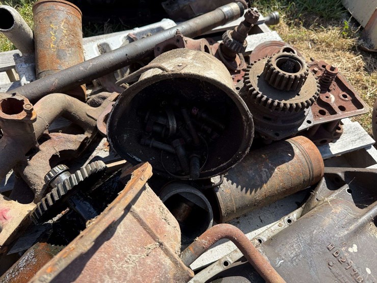 mix-of-tractor-engine-and-drivetrain-parts.-image-4