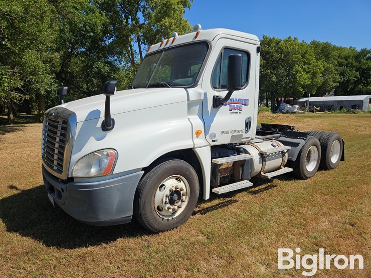 2012-freightliner-cascadia-125-image-1