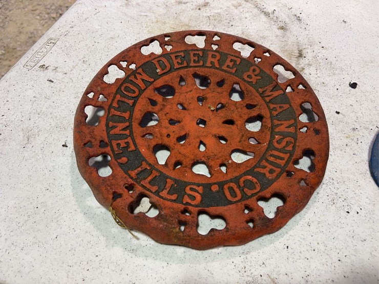 rare--deere-and-mansure-co.-cast-iron-seat-image-2