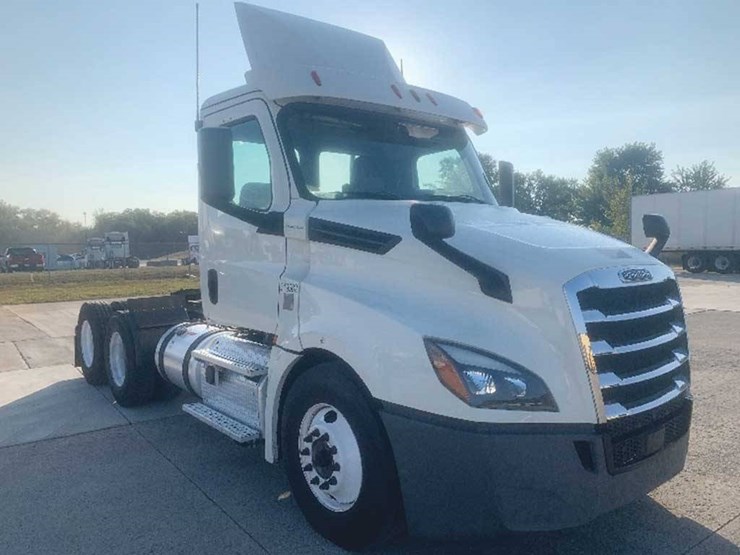2018-freightliner-cascadia-126-image-1