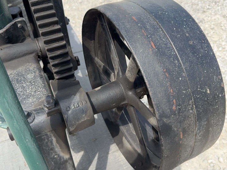 red-jacket-hand-pump-with-flywheel-drive,-demonstration-piece-image-19