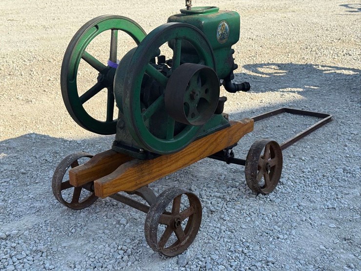 hercules-1½-hp-hit-&-miss-engine-on-truck-image-5
