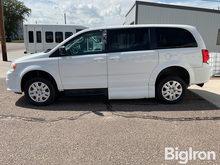 2017-dodge-grand-caravan-se-image-8
