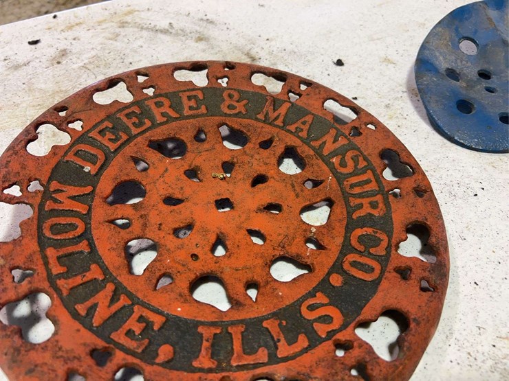 rare--deere-and-mansure-co.-cast-iron-seat-image-4