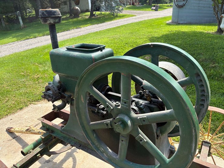 la-fonderie-de-plessisville-7hp-engine-on-cart-image-1