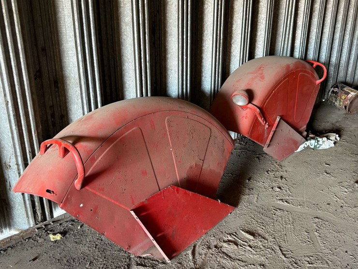 pair-of-international-harvester-full-coverage-tractor-fenders-with-side-shields-image-2