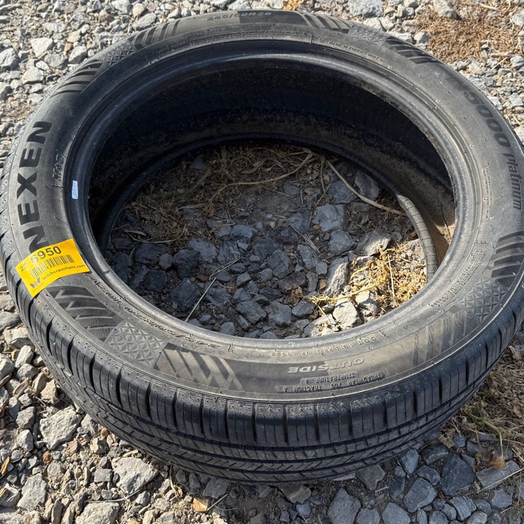#6950 • 245/50R20 Tire -INV#6950 Inv# 6950 Inv#: 6950