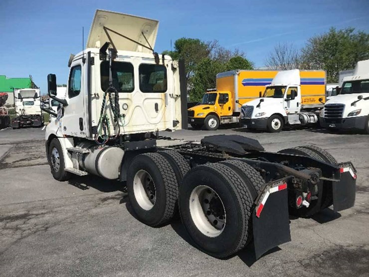 2018-freightliner-cascadia-126-image-2