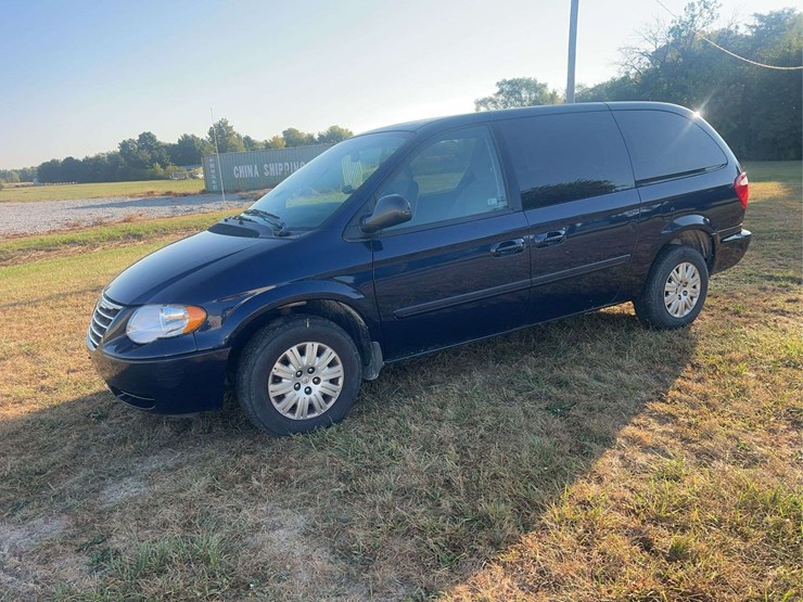 2006-chrysler-town-&-country-image-1