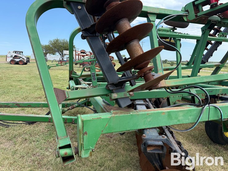 john-deere-335-image-13