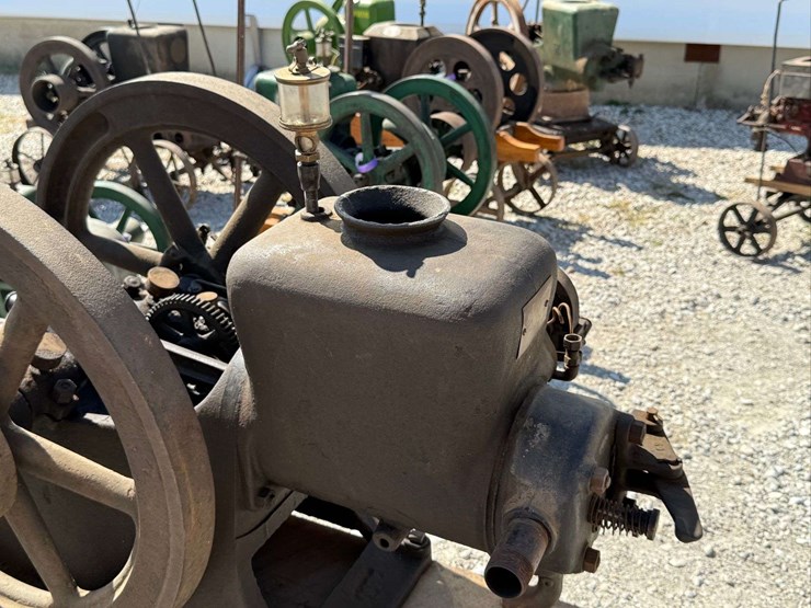sandwich-3-hp-hit-&-miss-engine-on-truck-image-119