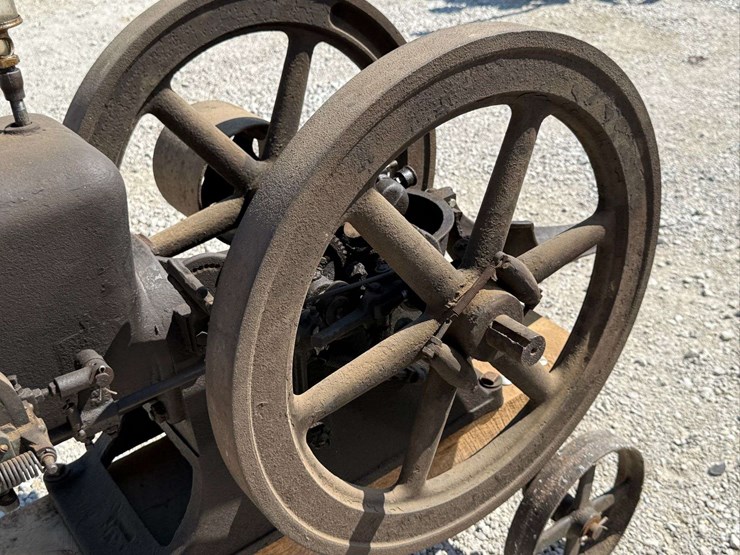 sandwich-3-hp-hit-&-miss-engine-on-truck-image-140