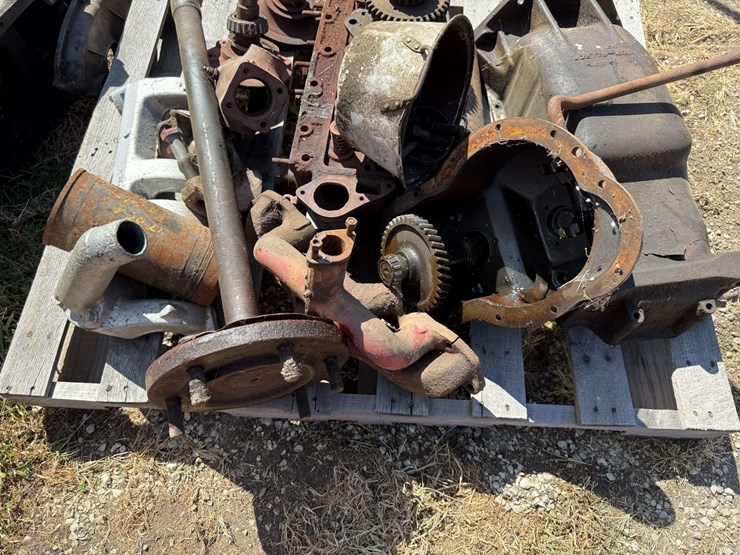mix-of-tractor-engine-and-drivetrain-parts.-image-6