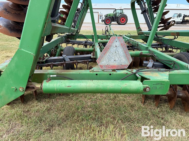 john-deere-335-image-14