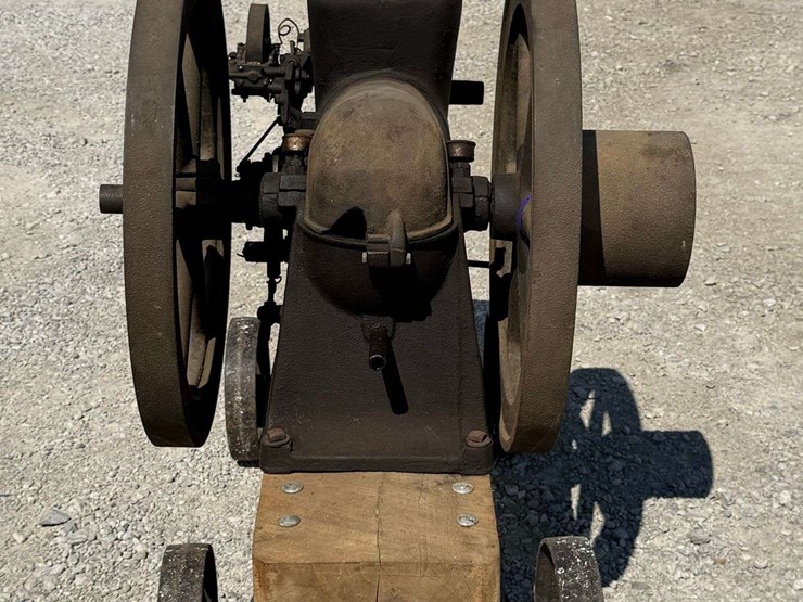 sandwich-3-hp-hit-&-miss-engine-on-truck-image-57
