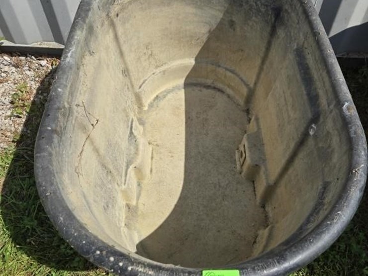 one-hundred-gallon-water-trough-rubber-maid-image-2
