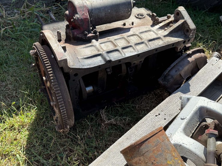 mix-of-tractor-engine-and-drivetrain-parts.-image-12