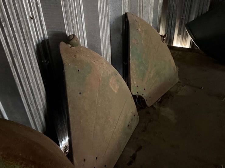 pair-of-oliver-tractor-rear-fenders-image-3