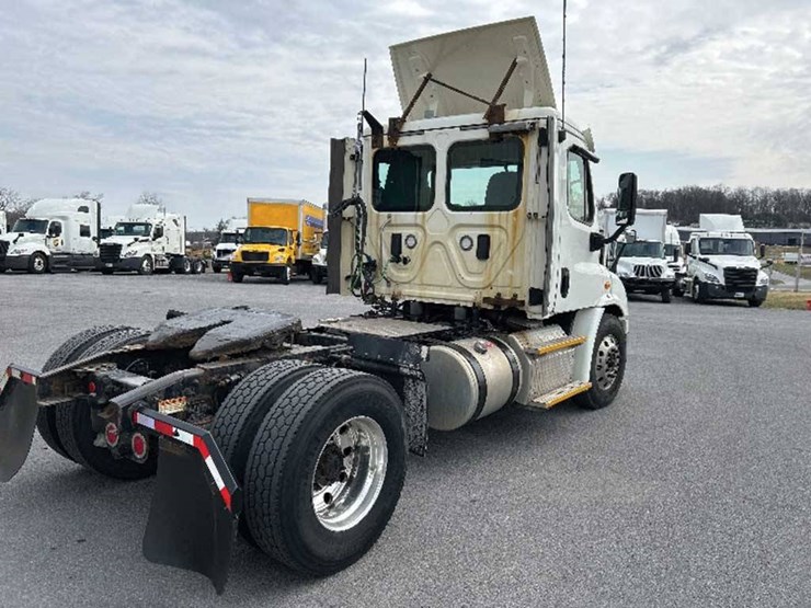 2017-freightliner-cascadia-113-image-2