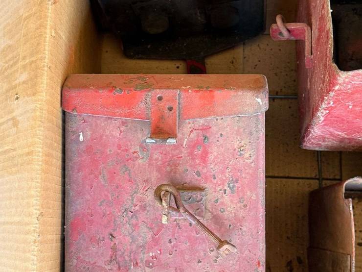 international-harvester-battery-boxes-&-hold-downs-image-5