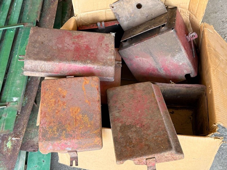international-harvester-battery-boxes-&-hold-downs-image-2