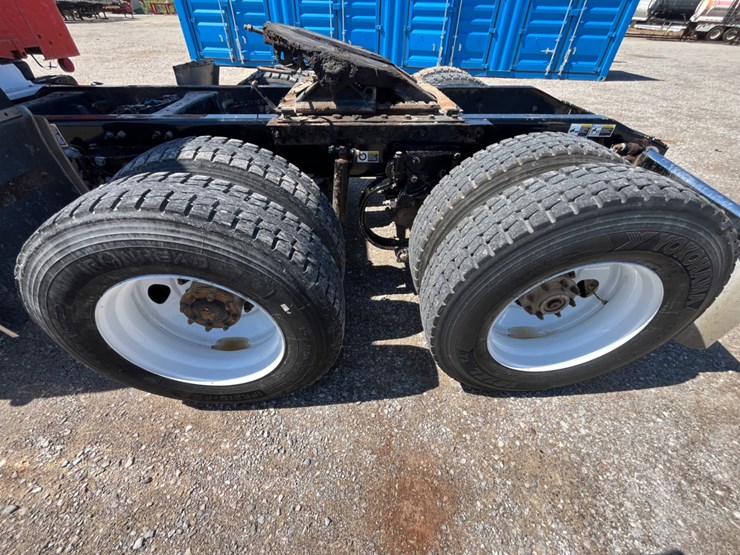 2016-peterbilt-579-image-13