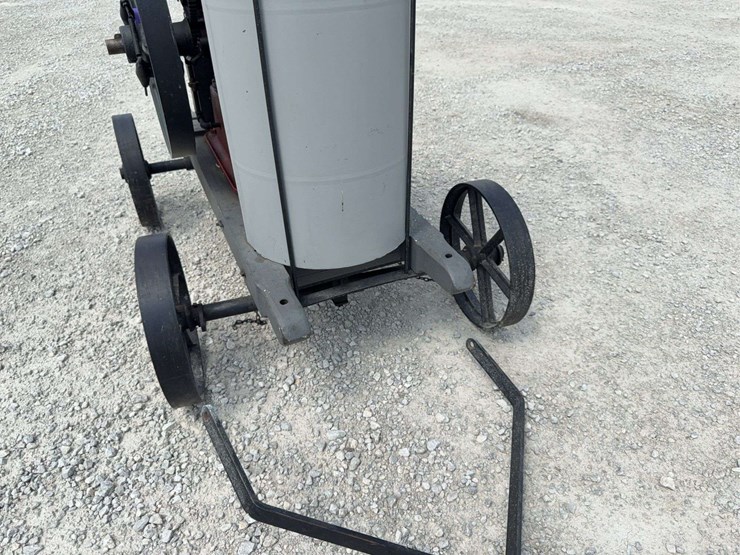 2-hp-international-harvester-“famous”-vertical-engine-with-cooling-tank-image-48