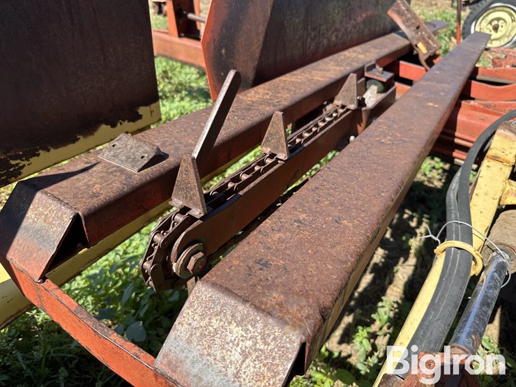 new-holland-1033-image-11