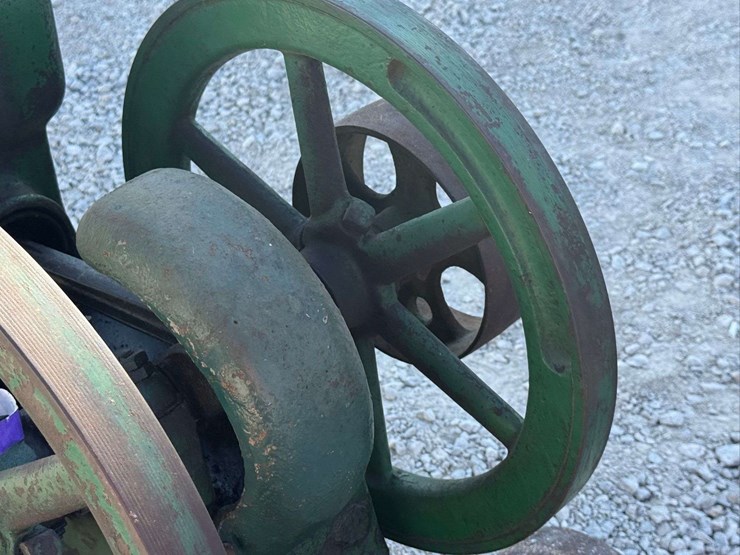 hercules-1½-hp-hit-&-miss-engine-on-truck-image-22