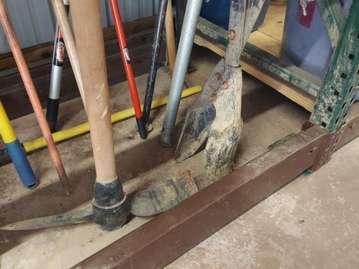 snow-shovels,-garden-shovels,-rakes-and-more-image-1