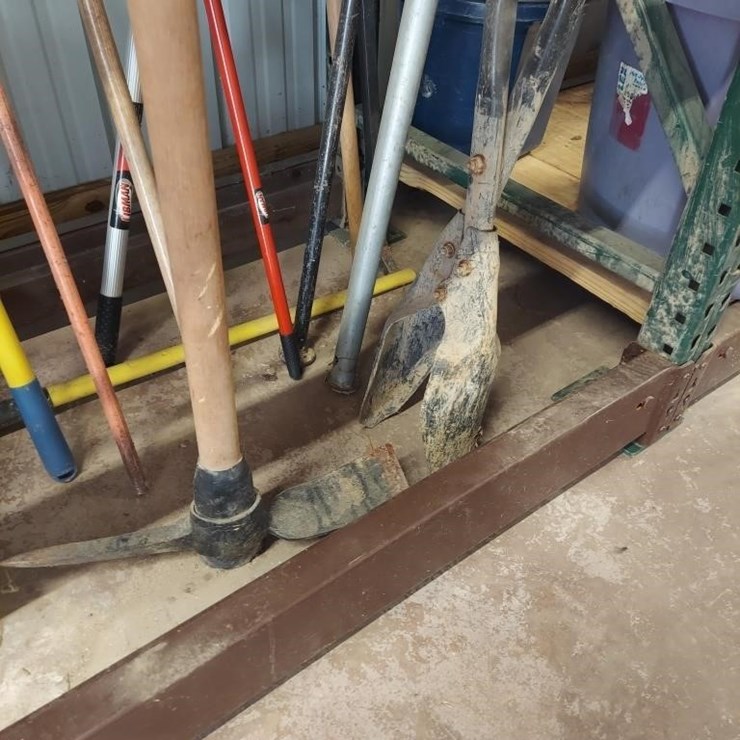 Snow Shovels, Garden shovels, Rakes and more