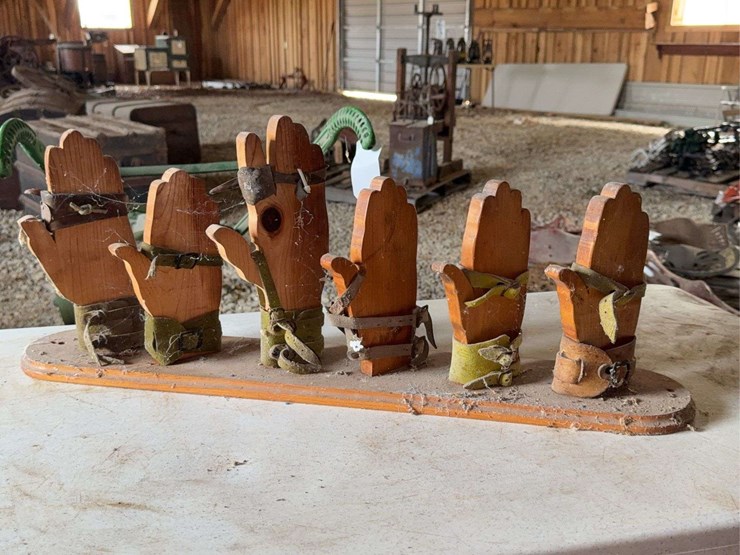 display-of-corn-husk-shuckers-image-10