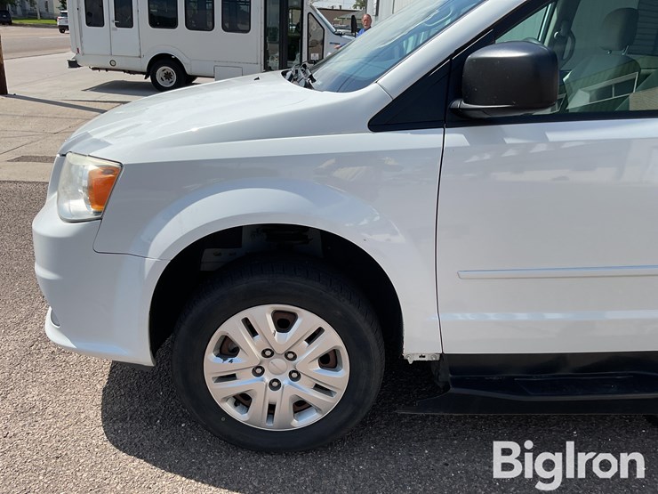 2017-dodge-grand-caravan-se-image-12
