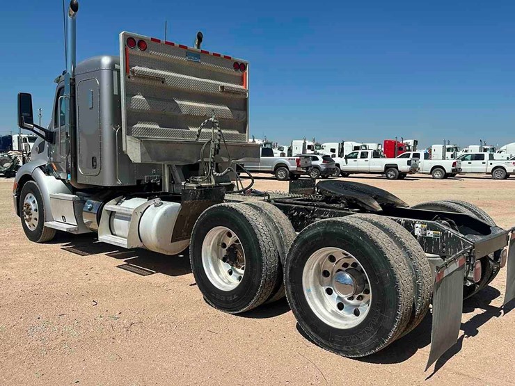 2015-peterbilt-579-image-4
