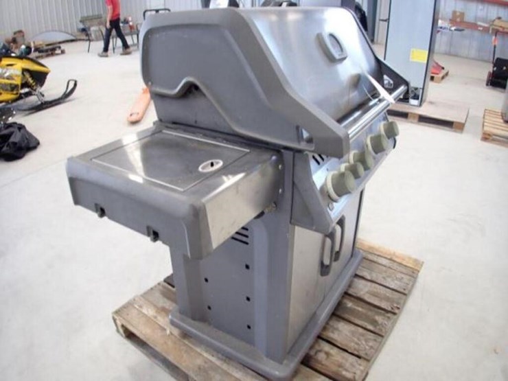 napoleon-rogue-se-4-burner-gas-bbq-image-4