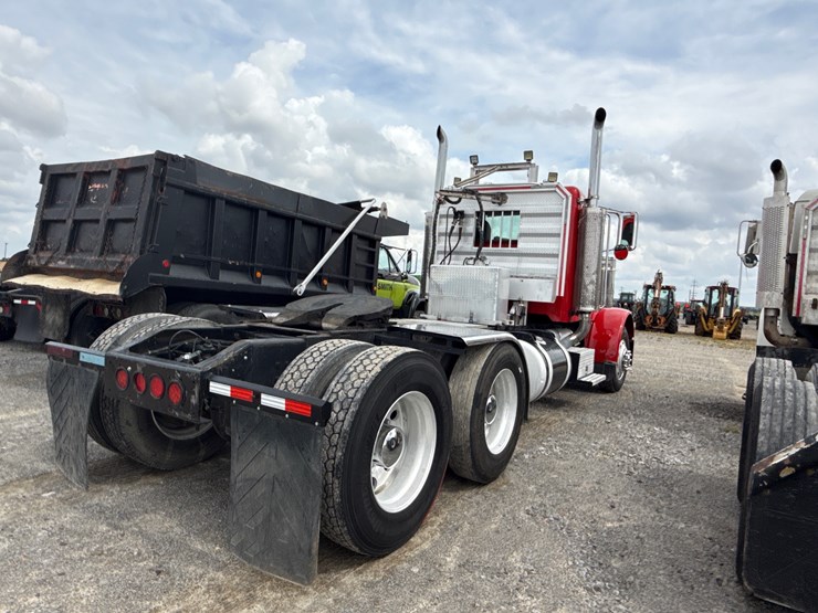 2014-peterbilt-389-image-3