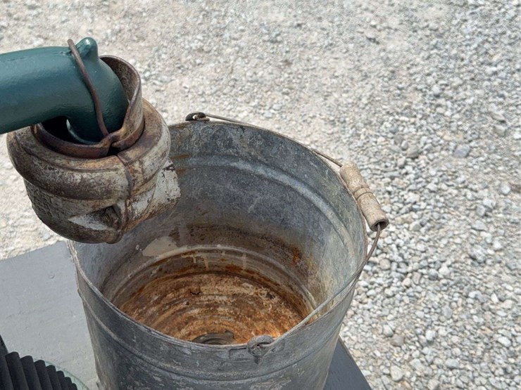 red-jacket-hand-pump-with-flywheel-drive,-demonstration-piece-image-32