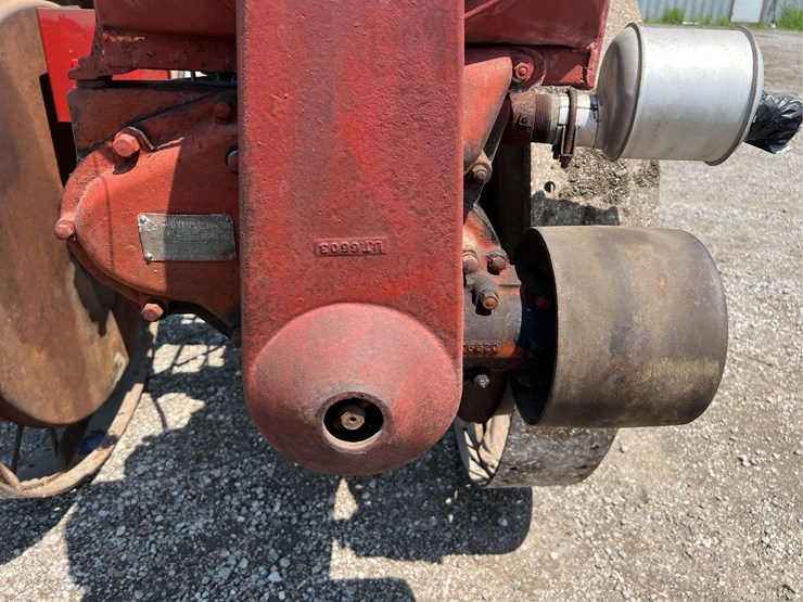 moline-universal-model-d-image-10