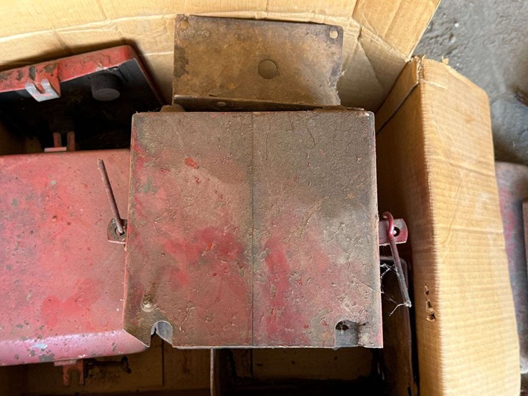 international-harvester-battery-boxes-&-hold-downs-image-4