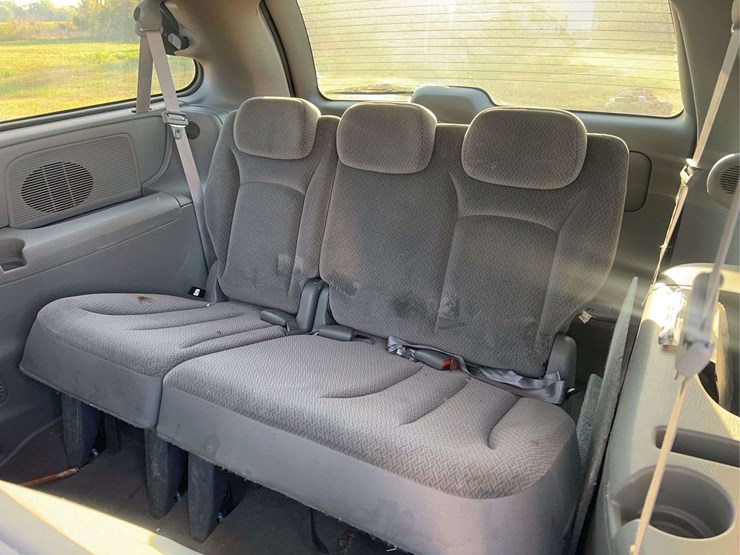 2006-chrysler-town-&-country-image-17