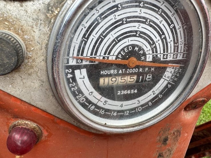 allis-chalmers-d19-gas-tractor-image-17