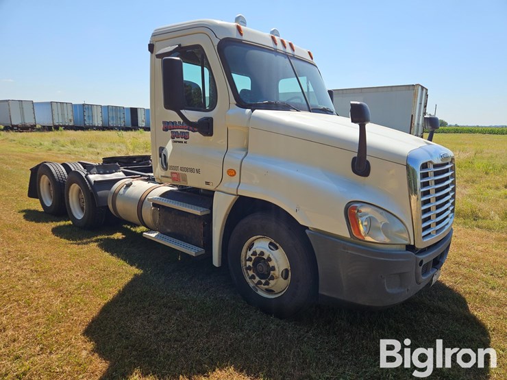 2012-freightliner-cascadia-125-image-3