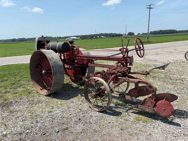moline-universal-model-d-image-6