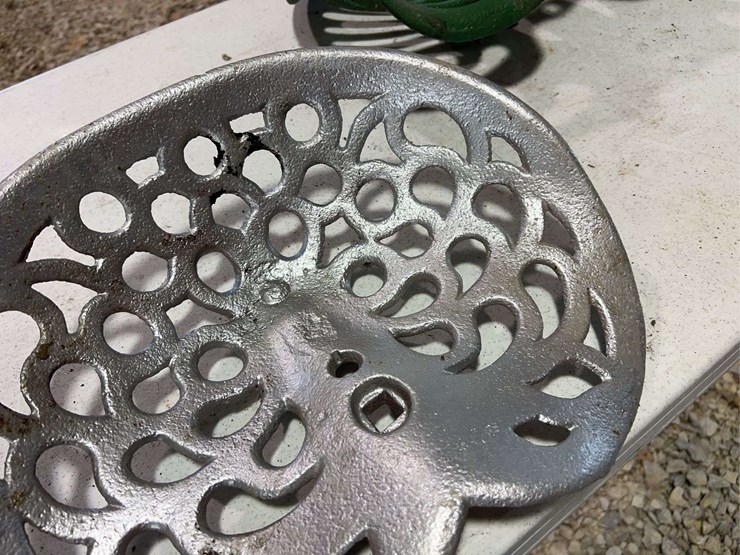 (3)-cast-iron-seats-image-9