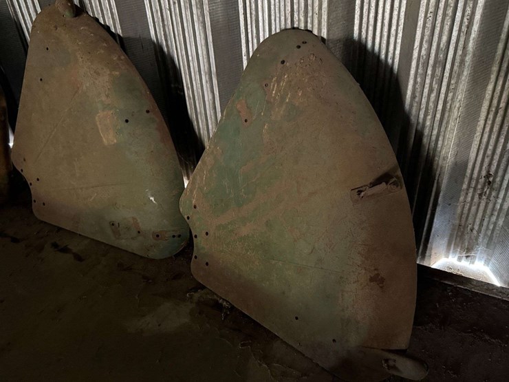 pair-of-oliver-tractor-rear-fenders-image-2