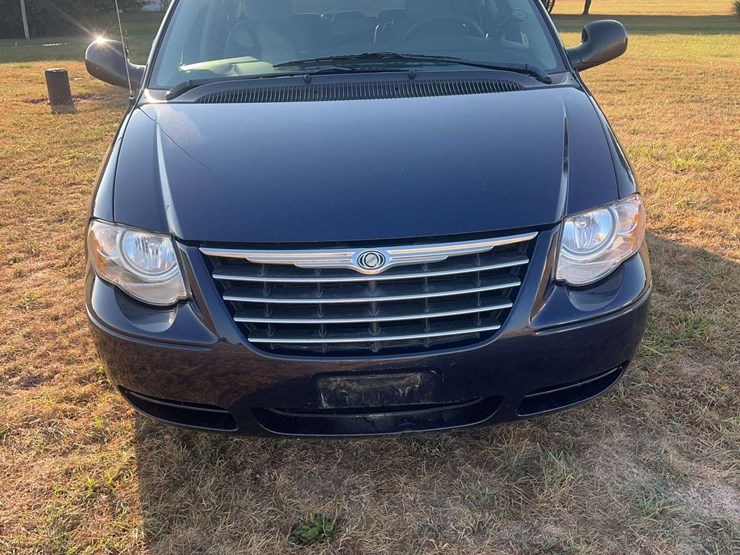 2006-chrysler-town-&-country-image-2