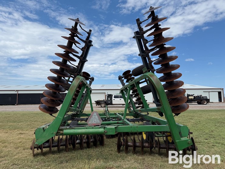 john-deere-335-image-6